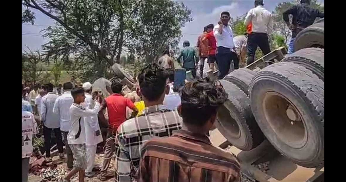 a-container-lorry-collided-with-the-vehicles-in-front-1