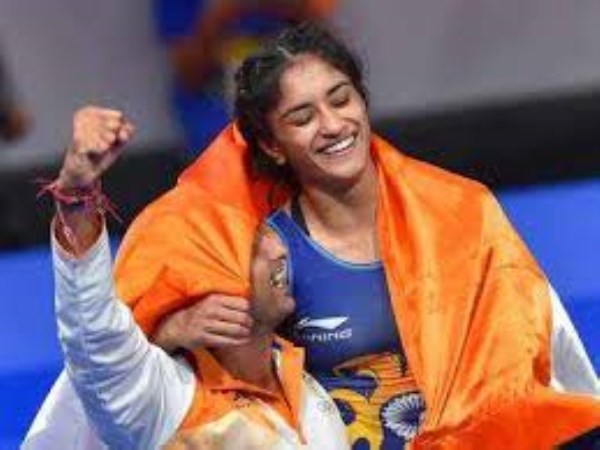 indian gold medalist Vinesh Phogat get engagement in airport