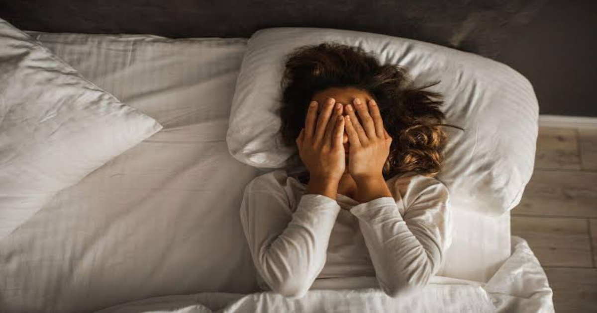 Waking Up Suddenly in the Middle of the Night? Doctors Reveal Possible Causes and Warning Signs