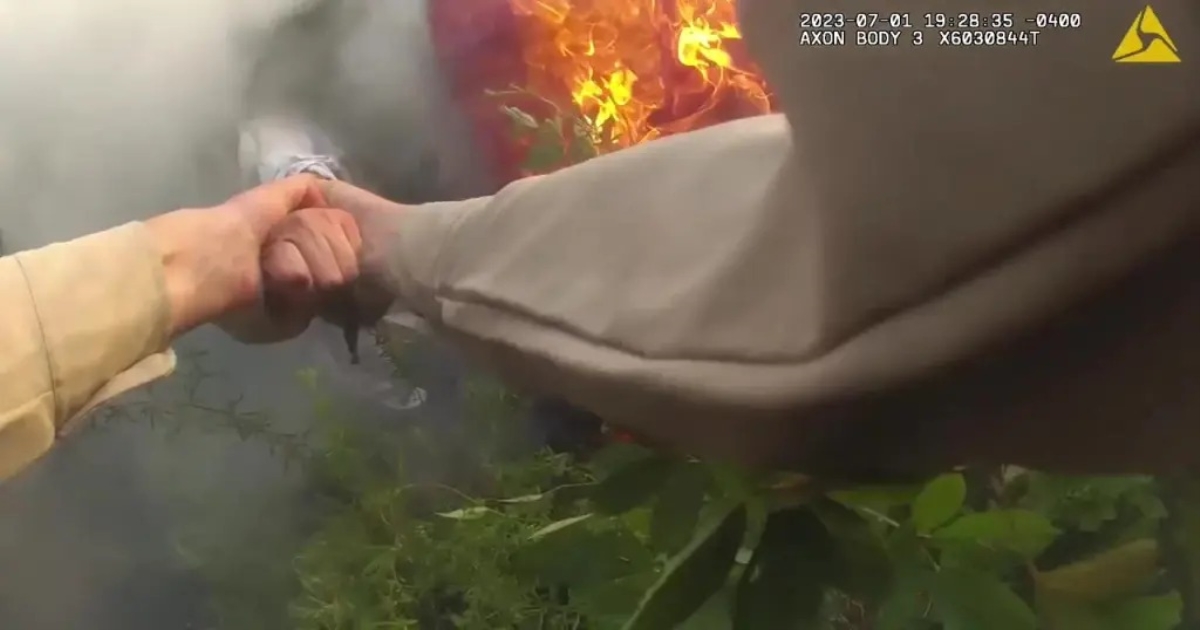 America Georgia Policeman Save Women Life from Burning Car 
