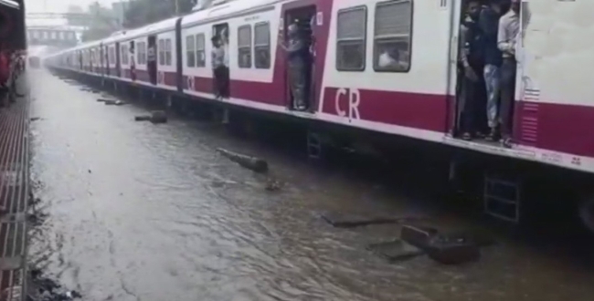 maharastira---mahalakshi-express---heavy-rain-flood