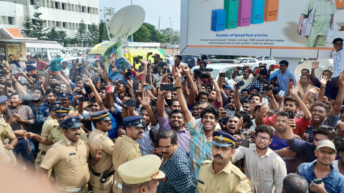 kerala fans invited indian cricket team with warm 