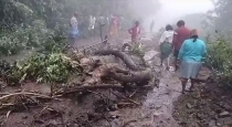 Landslide on road due to incessant rain in Nilgiris..!