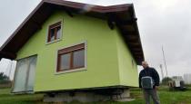 husband-built-new-rotating-house-for-wife-QE4PX5