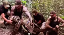 man-lifts-anaconda-barehands-viral-video