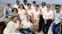 90s-stars-sea-party-meena-shares-photos