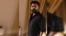 Simbu ecaped from airport after seeing fans with camera