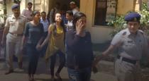 drunken-girls-fight-with-police-at-mumbai
