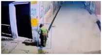 Woman-fights-back-against-chain-snatchers-up