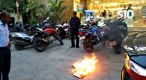 man burn new mobile front of mobile shop