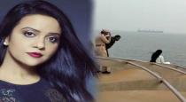 maharastra-cm-wife-taking-selfie-in-edge-of-boat