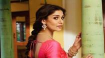 6 fingers in actress nayanthara hand