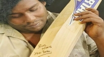 msdhoni-gifted-a-bat-with-autograph-to-yogibabu-for-his
