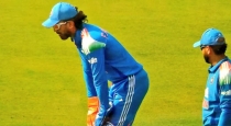 Kl-rahul-mismatched-gloves-odi-series