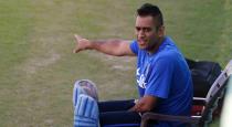 ms-dhoni-aaranged-wife-shoe-in-bublic-place