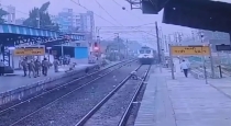 Didtik minutes.. The passenger who fell on the tracks.. The railway guard saved him in seconds.. Exciting scenes going viral.!