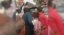 uttarpradesh-father-runs-with-daughter-traffic-jam