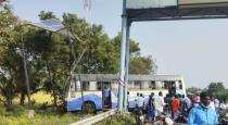 Viluppuram Perangiyur Govt Bus Tire Blasted Bus Hit Roadsides Accident No One Injury 
