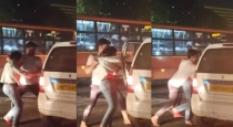 In the middle of the road, at the signal.... the young man attacked the young woman... grabbed her hair and pushed her into the car... 
